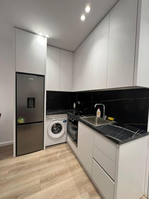 Spacious Apartment Ish-Blloku Area ティラナ エクステリア 写真